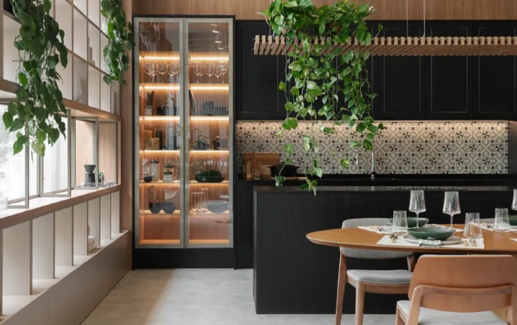 Mesmo em espaços menores, a cozinha americana aproveita cada centímetro e mantém a sensação de amplitude. Foto: Roberta Gewehr